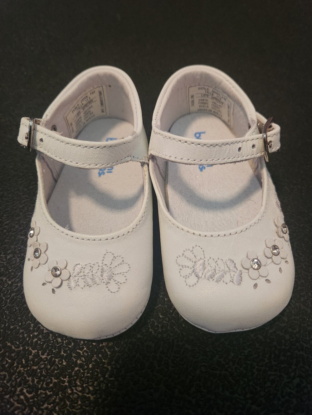Mini Burbujas - Infant Crib Shoes - White W/ Embroidery & Crystals -Leather- EUC